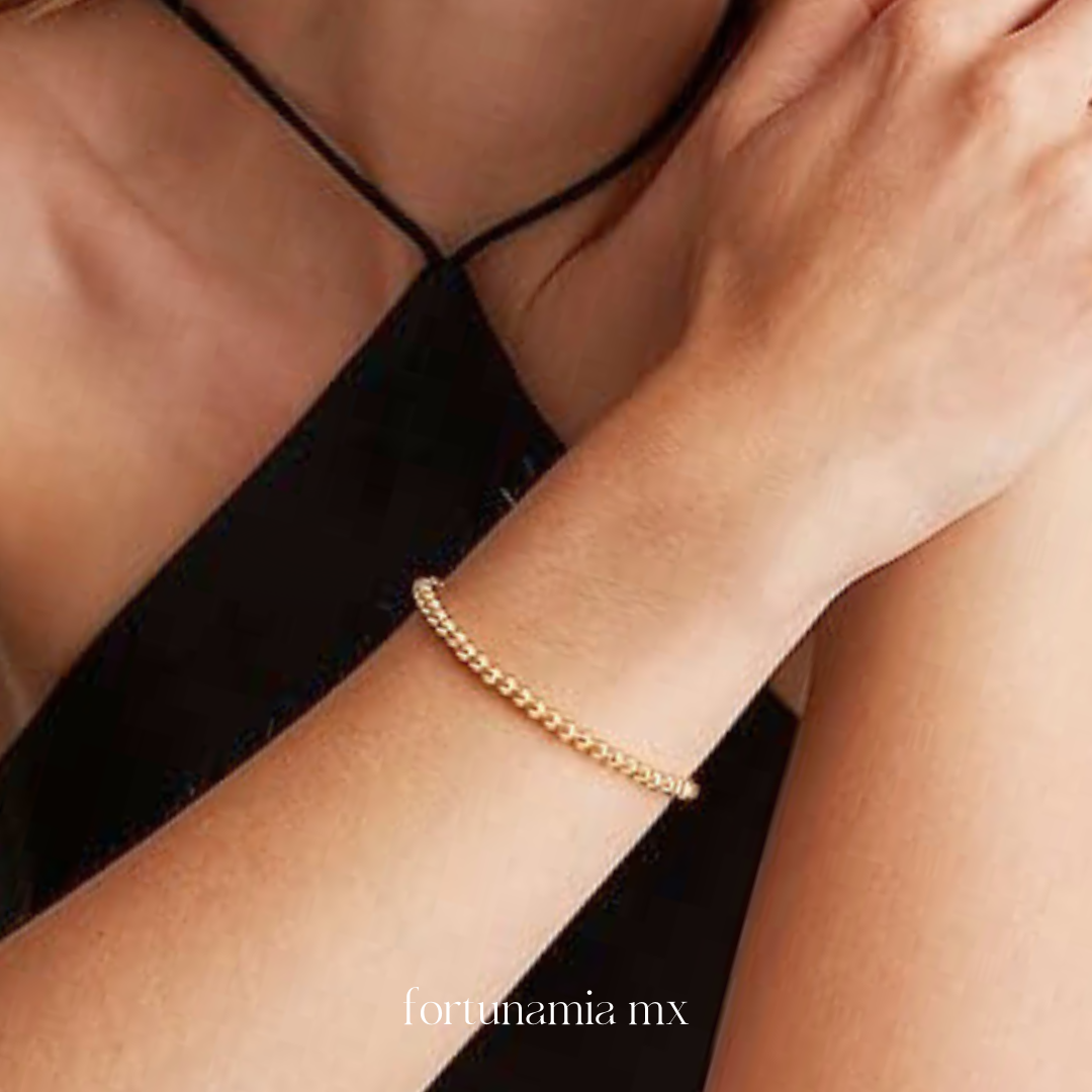 La pulsera perfecta para un look effortless chic. Su diseño de cuentas doradas realza tu estilo en segundos, ideal para usar sola o en combinación. Un must-have si buscas joyería minimalista, elegante y versátil para todos los días o una salida casual con toque glam.
