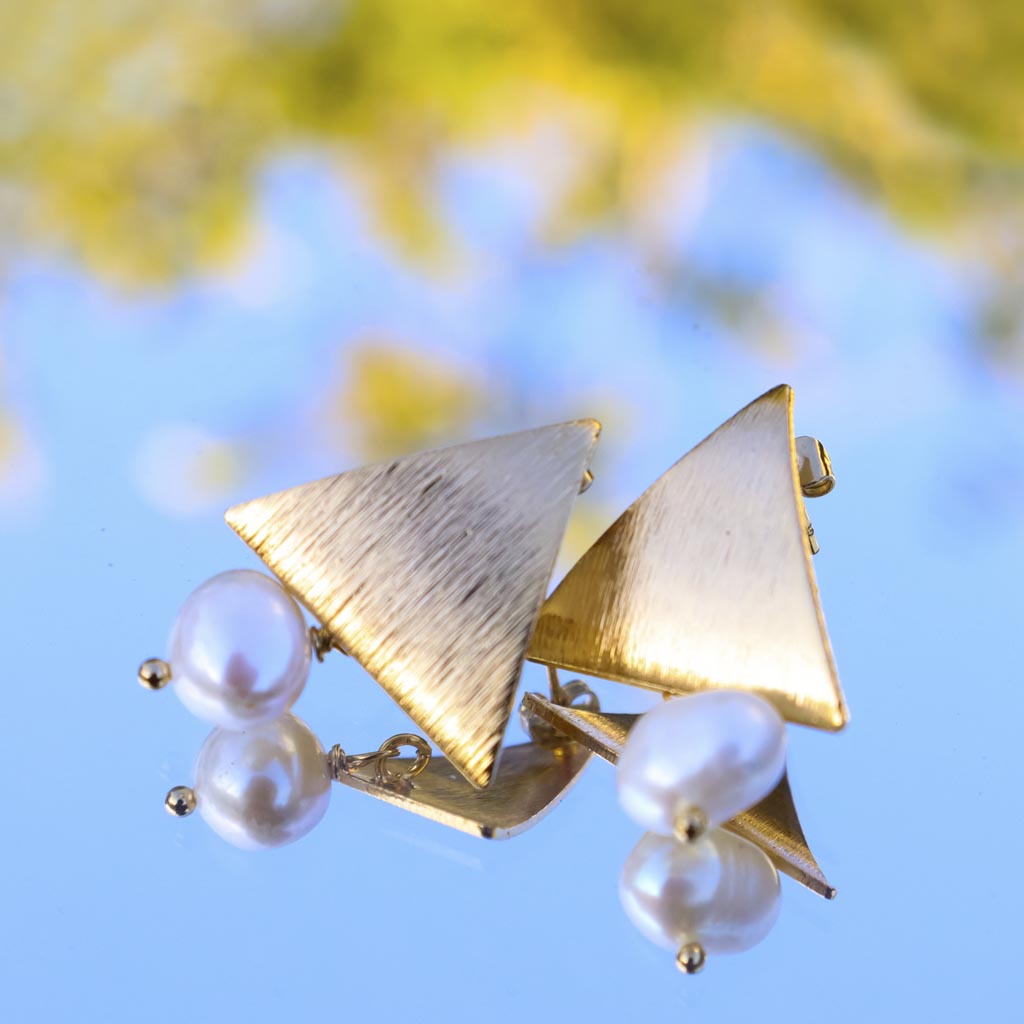 TRIANGLE PEARL EARRINGS