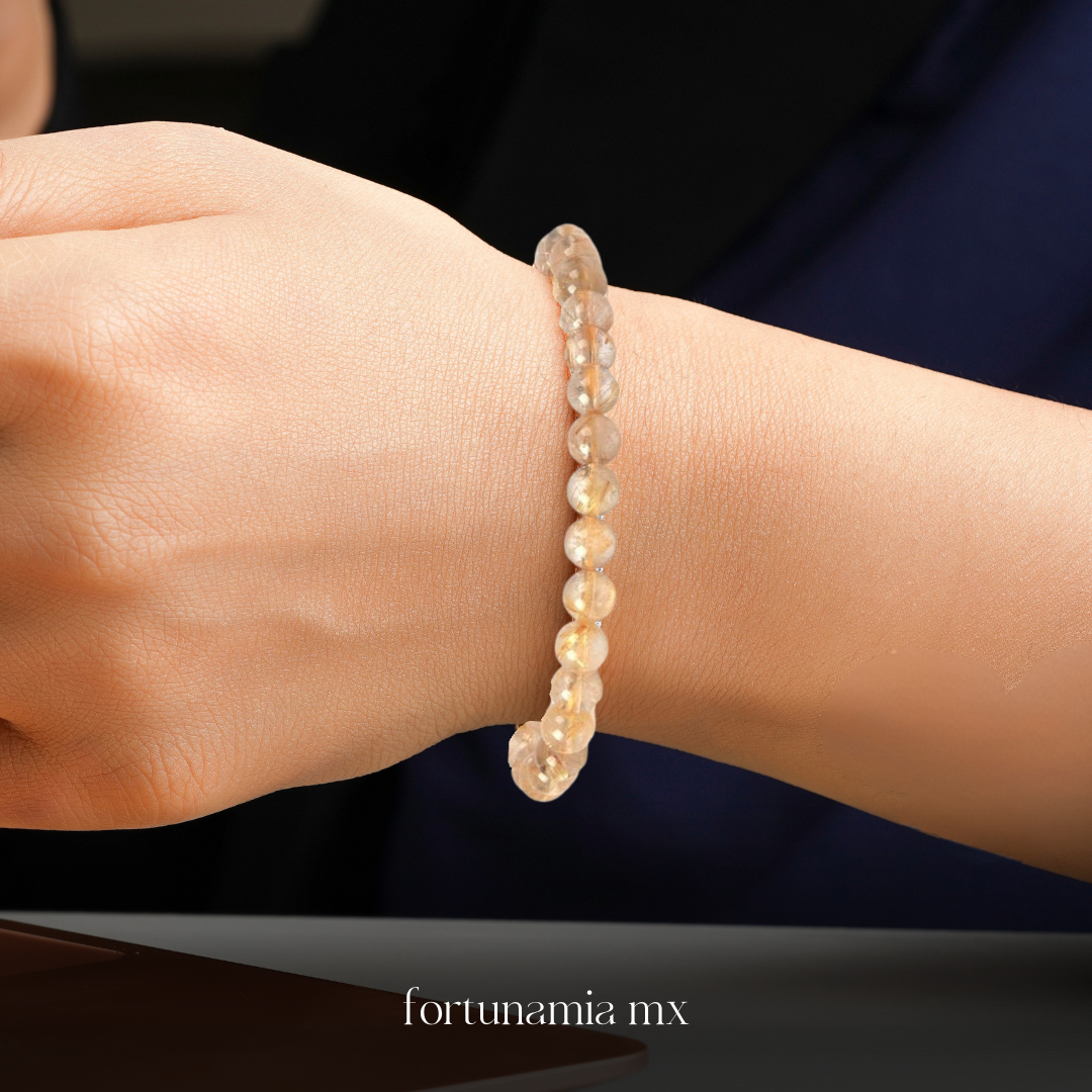 Pulsera de cuarzo rosa, ideal para llevar contigo emociones de amor, paz y sanación. Una joya con significado profundo que conecta con tu corazón, recordándote cada día el valor del amor propio y la energía positiva.