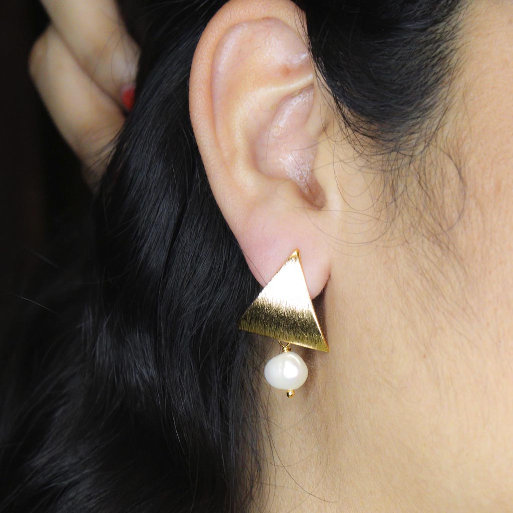 TRIANGLE PEARL EARRINGS